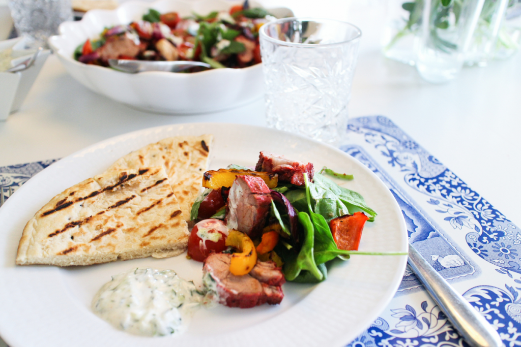 Grilluð Tandoori lambalund með salati, nanbrauði og raita