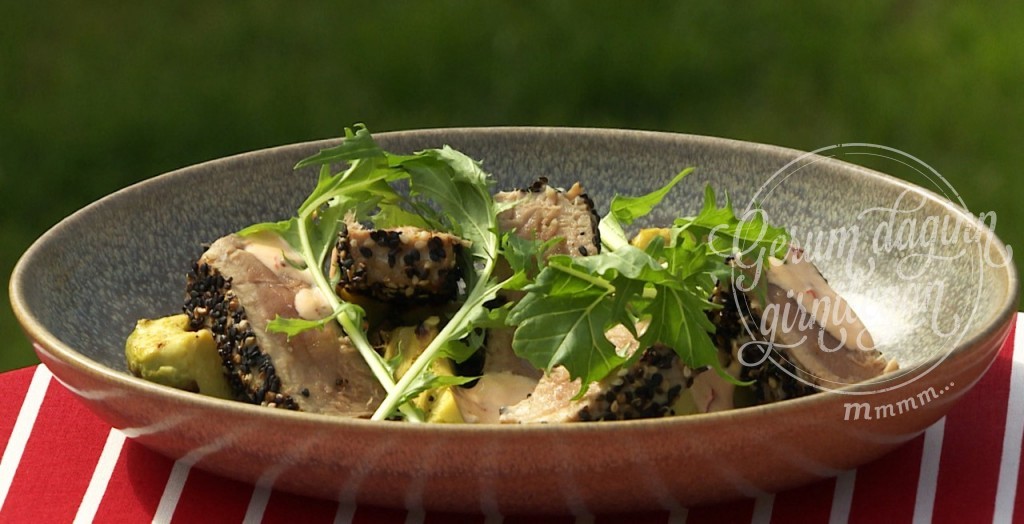 Túnfisksteik í sesamhjúp með grillaðri lárperu og “spicy majó”