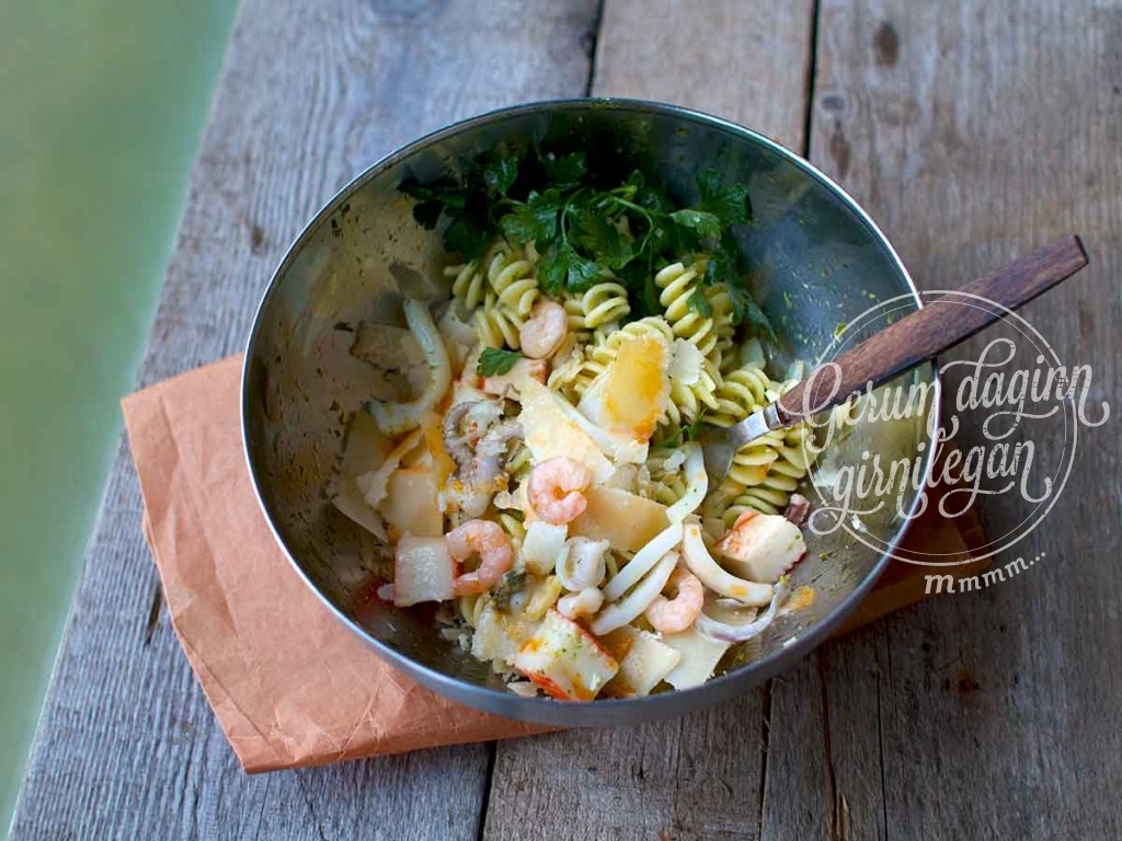 Pastasalat með sjávarréttum, kasjúhnetum og parmesan