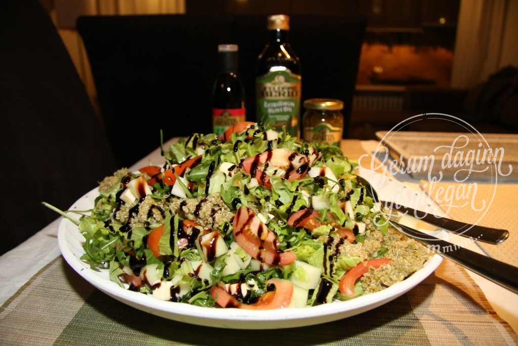 Kínóa salat með grænu pestó og hindberja balsamic gljáa