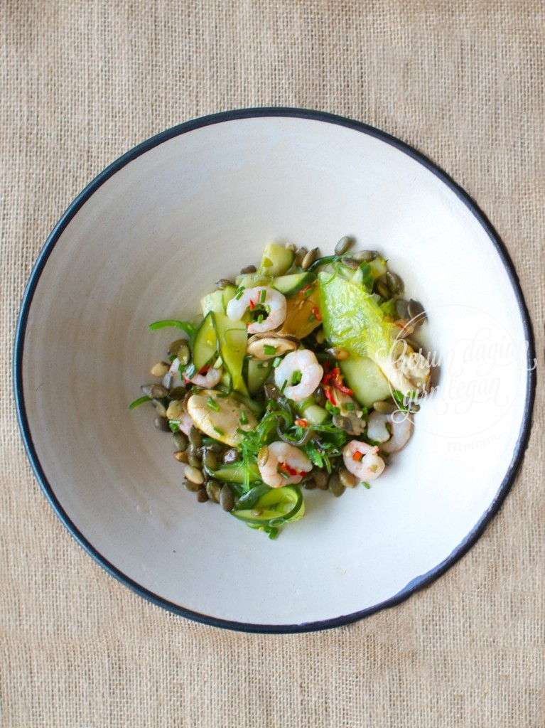 Wakame salat með maríneruðum agúrkum, kræklingi og rækjum