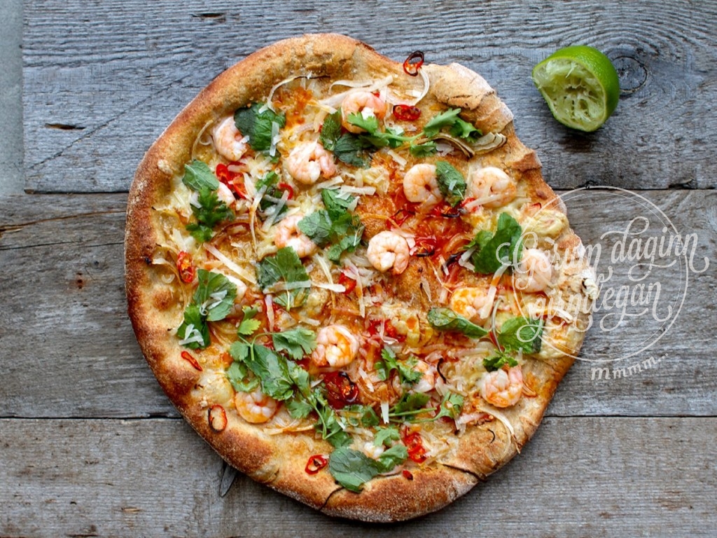 Pizza með tígrisrækjum, chili, myntu, kóríander og límónu