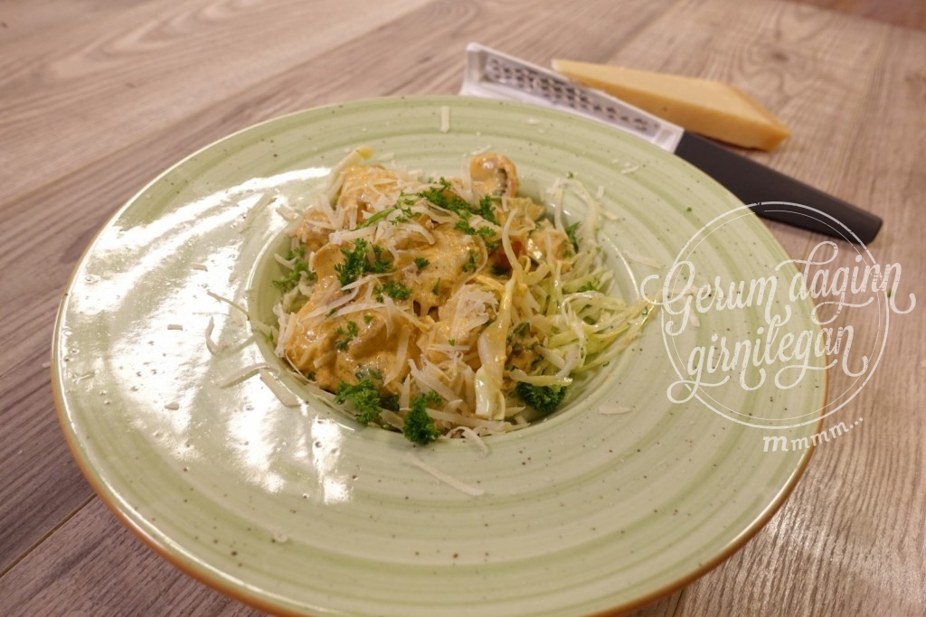 Pestó kjúklingur með hvítkálsspaghetti