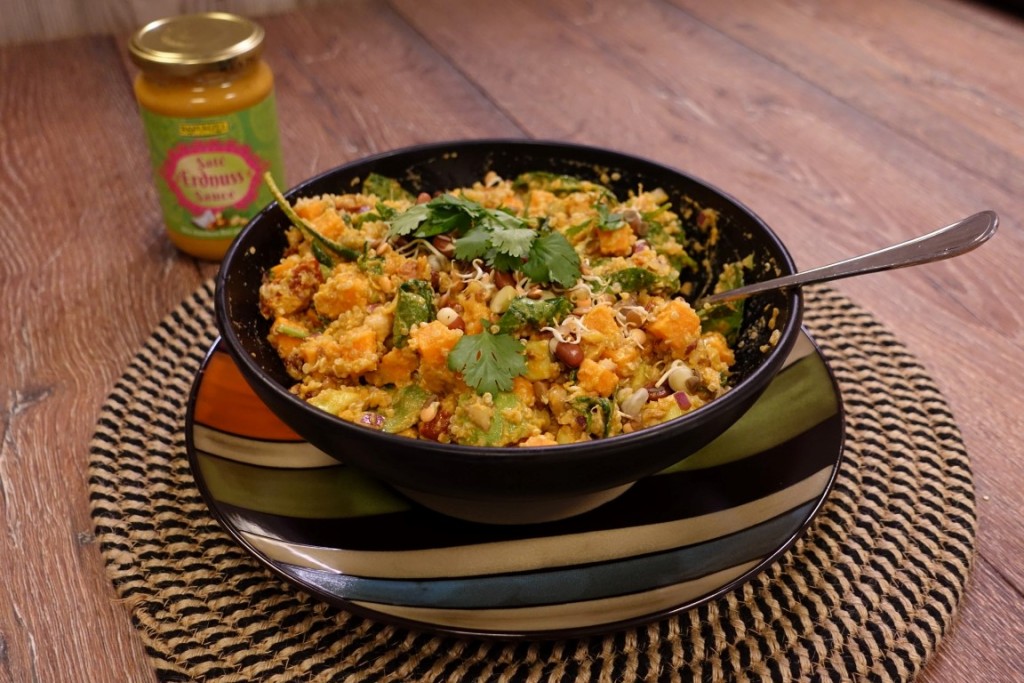 Kínóa salat með sætum kartöflum og hnetusósu (Vegan)