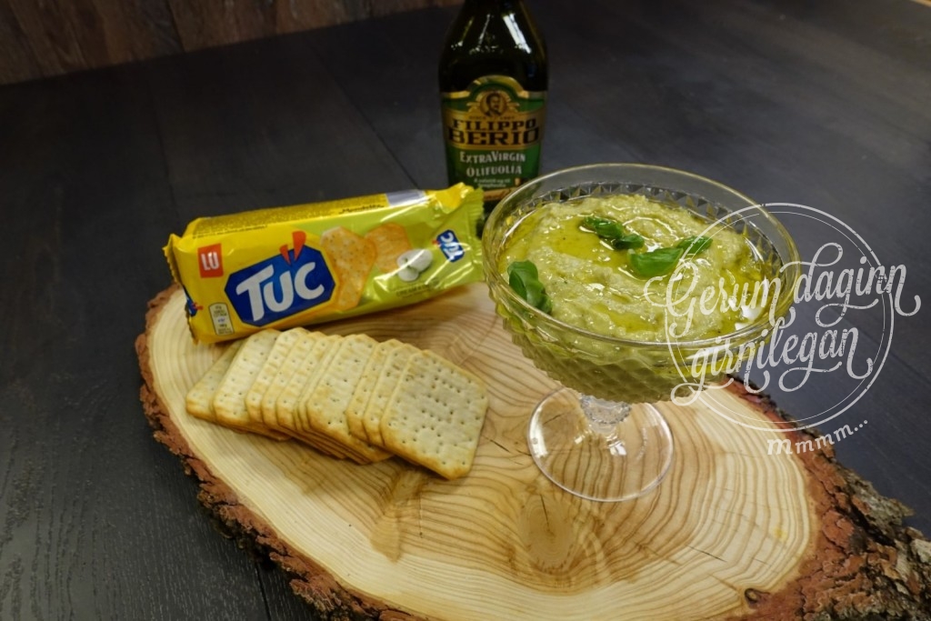 Basil hummus
