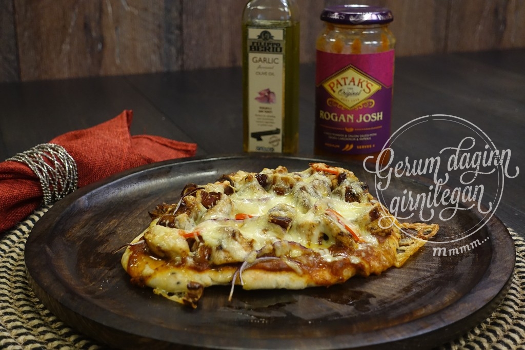 Naan pizza