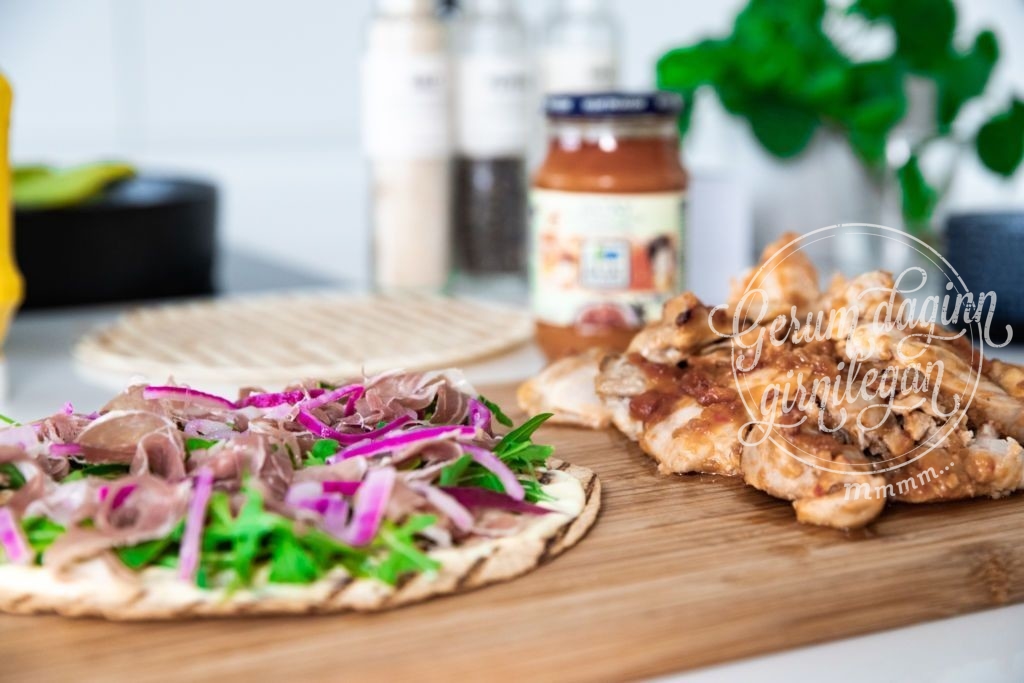 Satay kjúklingur með sinnepsmæjó flatbrauði