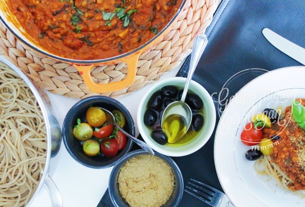 Linsubauna bolognese með tómötum, pestó og spínati