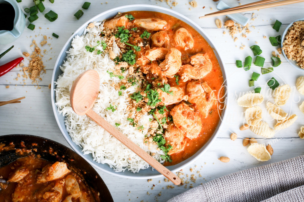 Ofureinfaldur Satay kjúklingapottréttur með salthnetumylsnu og grjónum