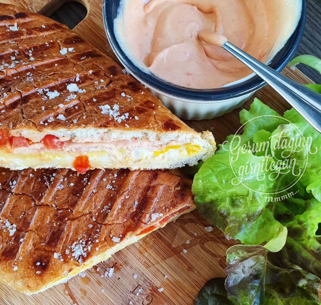 Grilluð vegan samloka með djúsí áleggi og kaldri sósu