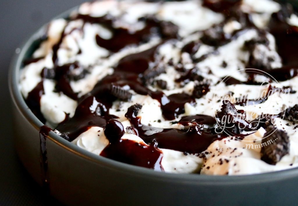 Oreo ostakaka með súkkulaðisósu