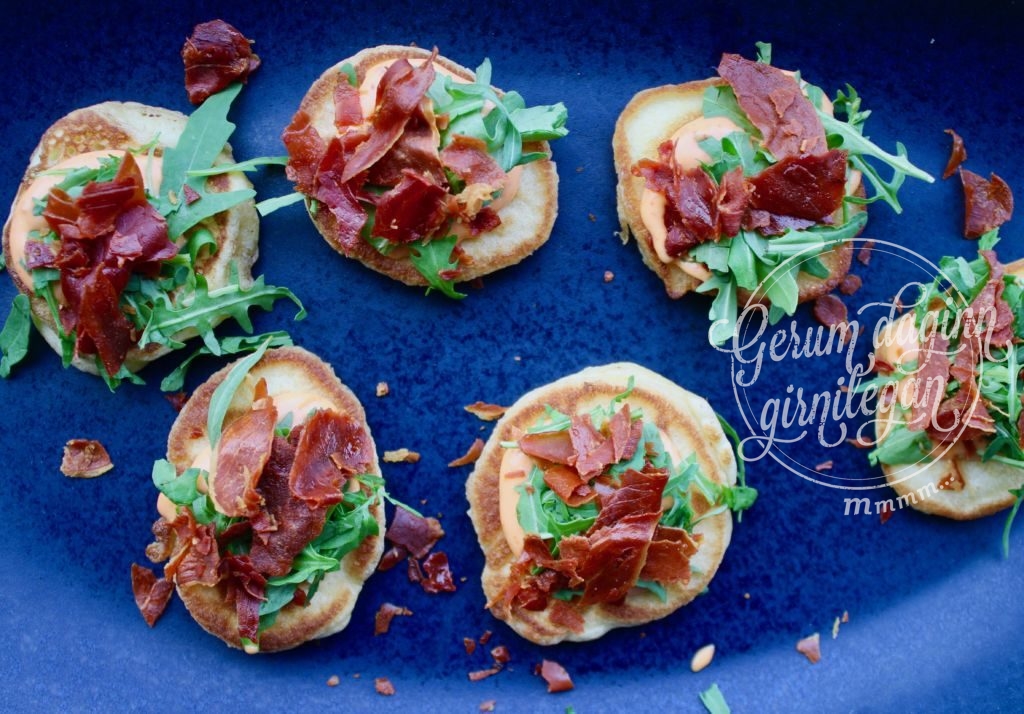 Blinis með chilí-rjómaosti og stökkri parmaskinku