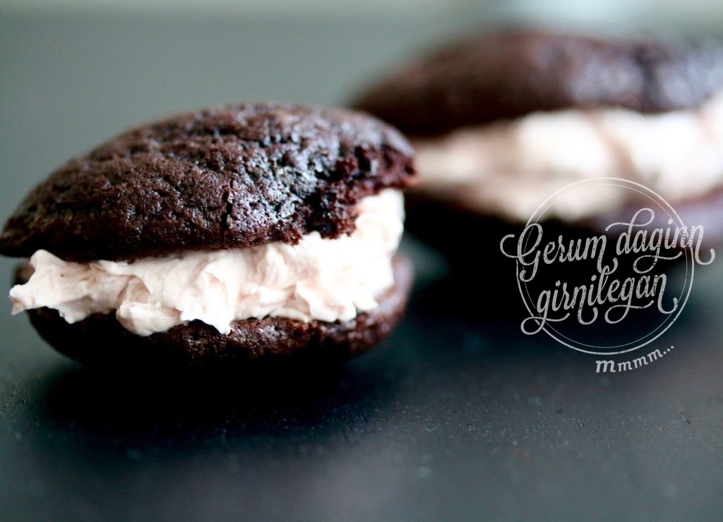 SÚKKULAÐI “BROWNIES” MEÐ VANILLUSMJÖRKREMI