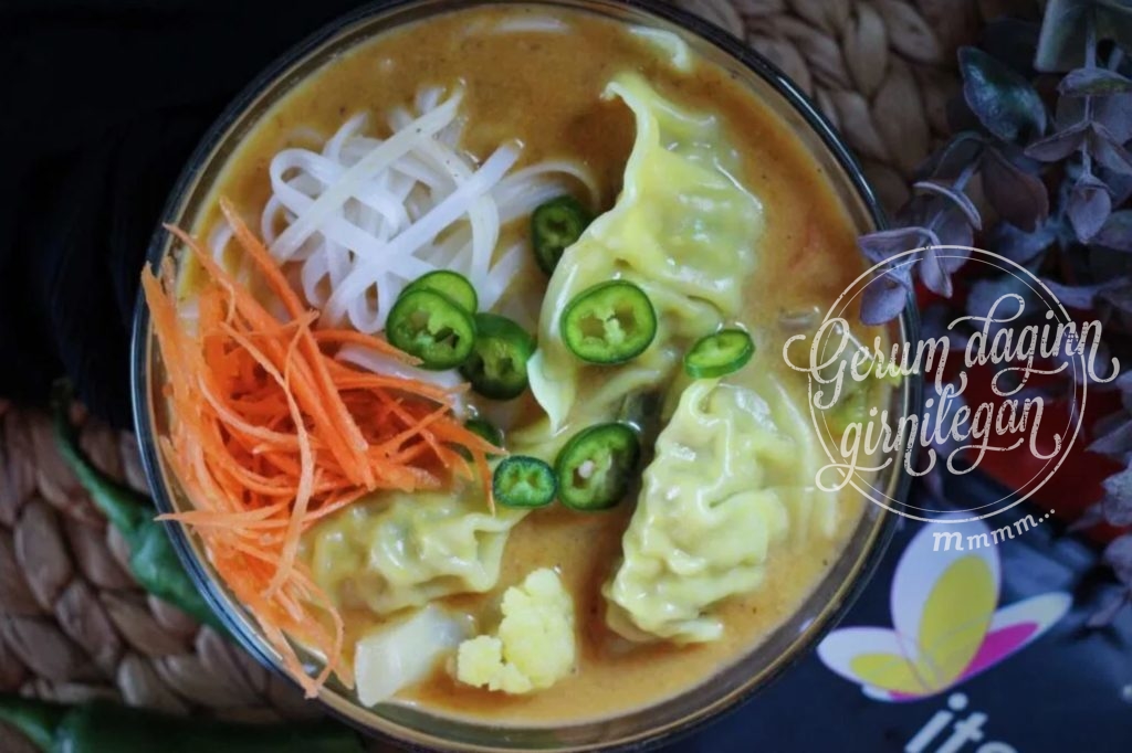 Asísk núðlusúpa með gyoza og grænmeti