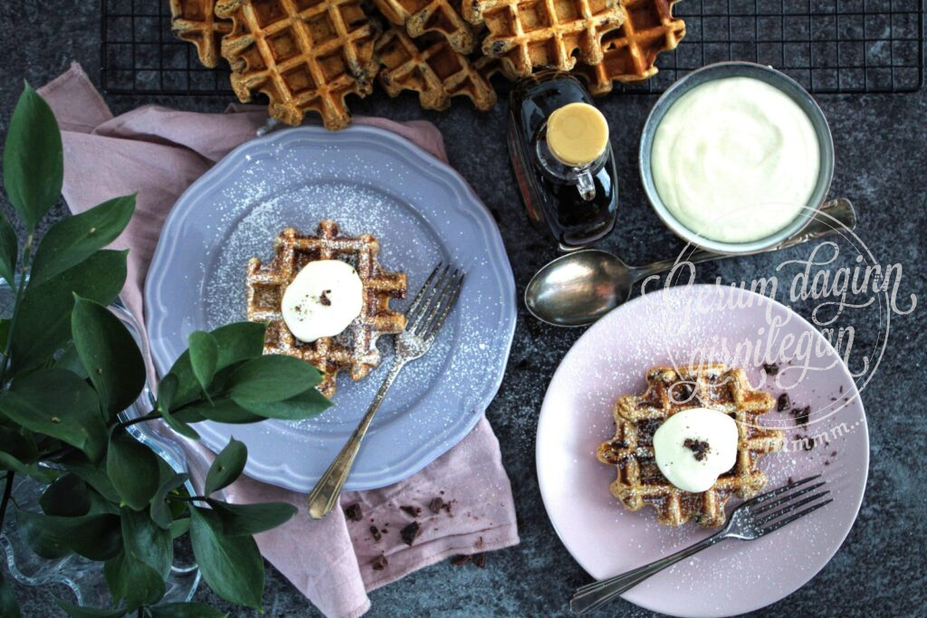 Vegan súkkulaðivöfflur með þeyttu vanillukremi