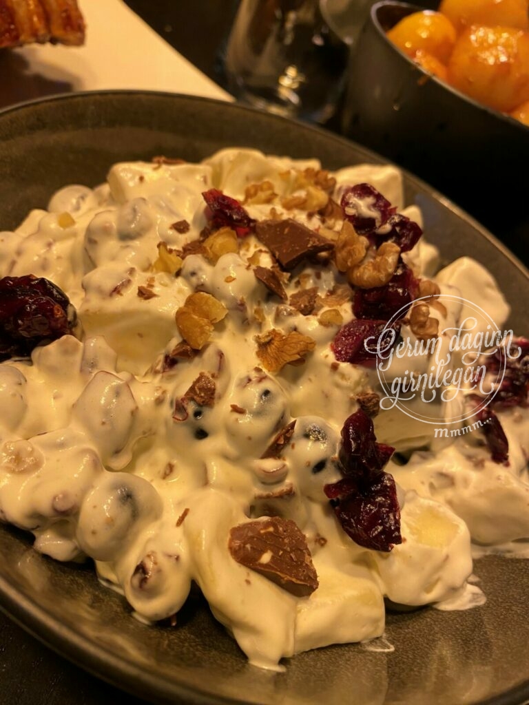 Epla- og bláberjasalat