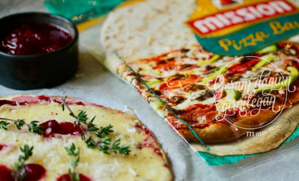 Camembert pizza með trönuberjasósu