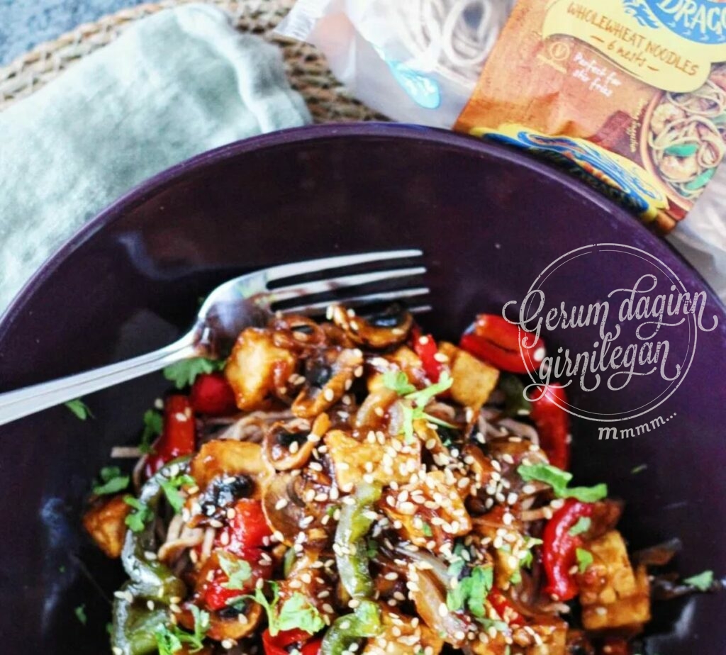 Tófú heilhveitinúðlur með hoisin chili sósu