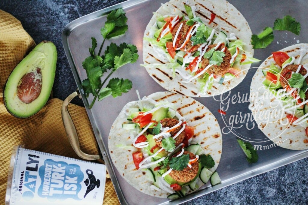 Grillaðar vefjur með falafel og tyrkneskri shawarma sósu