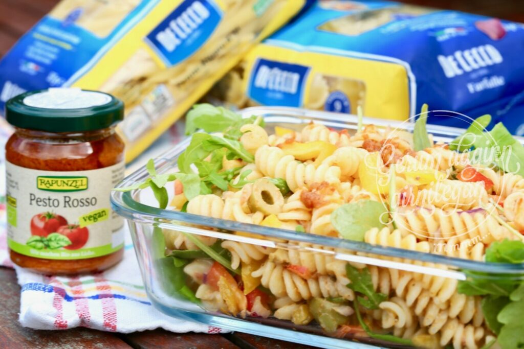 Kalt pastasalat með rauðu pestó