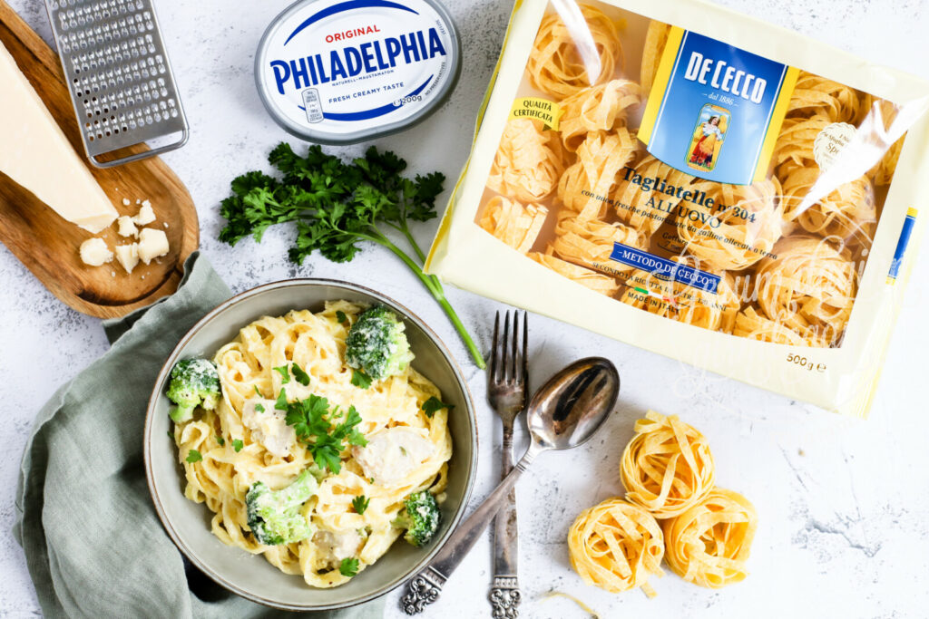 Ofureinfalt Alfredo pasta með kjúkling og Broccoli
