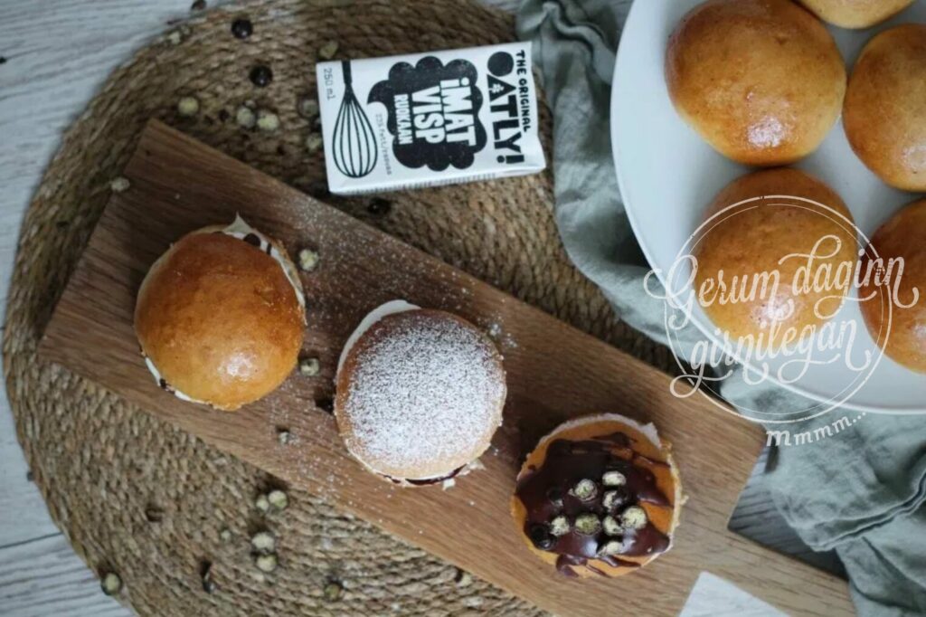 Vegan bollur með þeyttum hafrarjóma og hlynsíróps gljáa