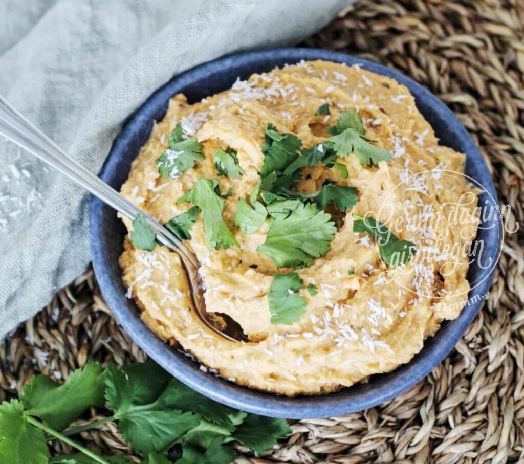 Tælenskur hummus með rauðu karríi & kókos