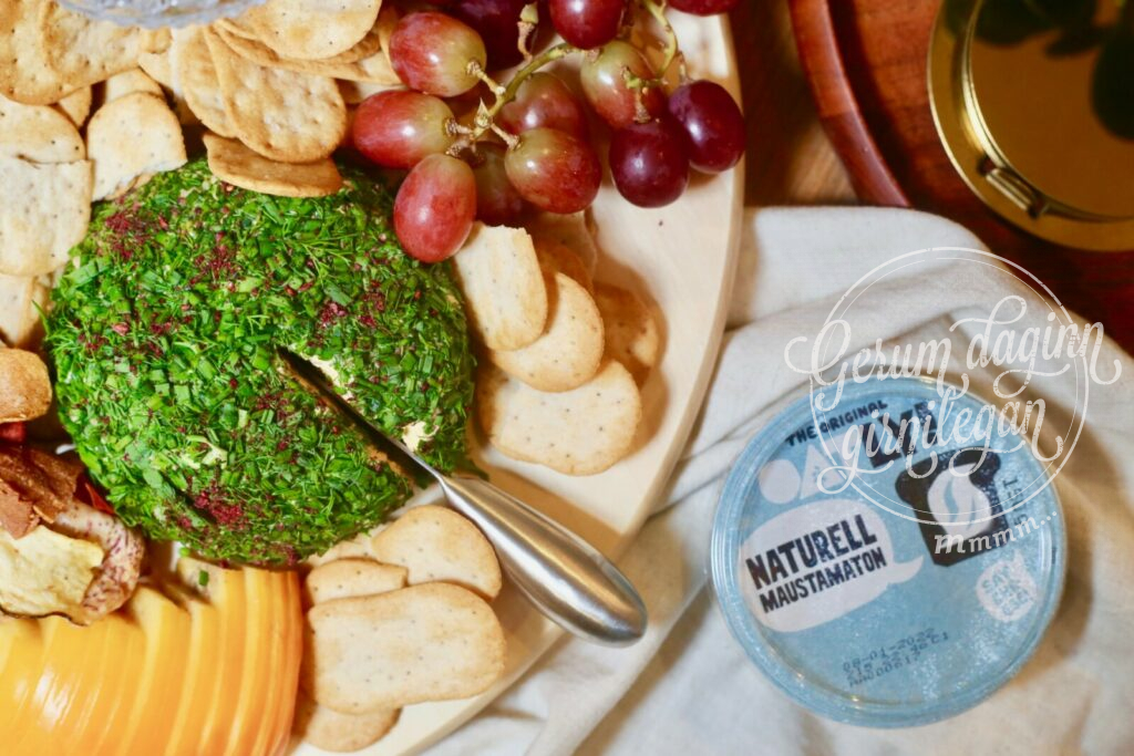Krydduð vegan ostakúla með dillhjúp
