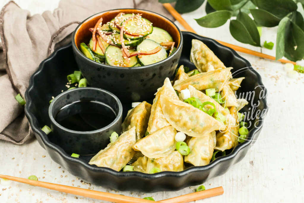 Dumplings og asískt gúrkusalat