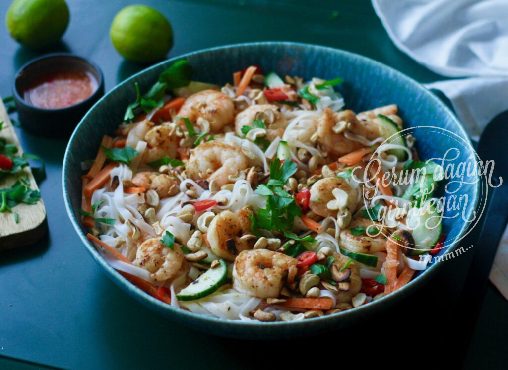 Thai núðlusalat með risarækjum og spicy chilísósu