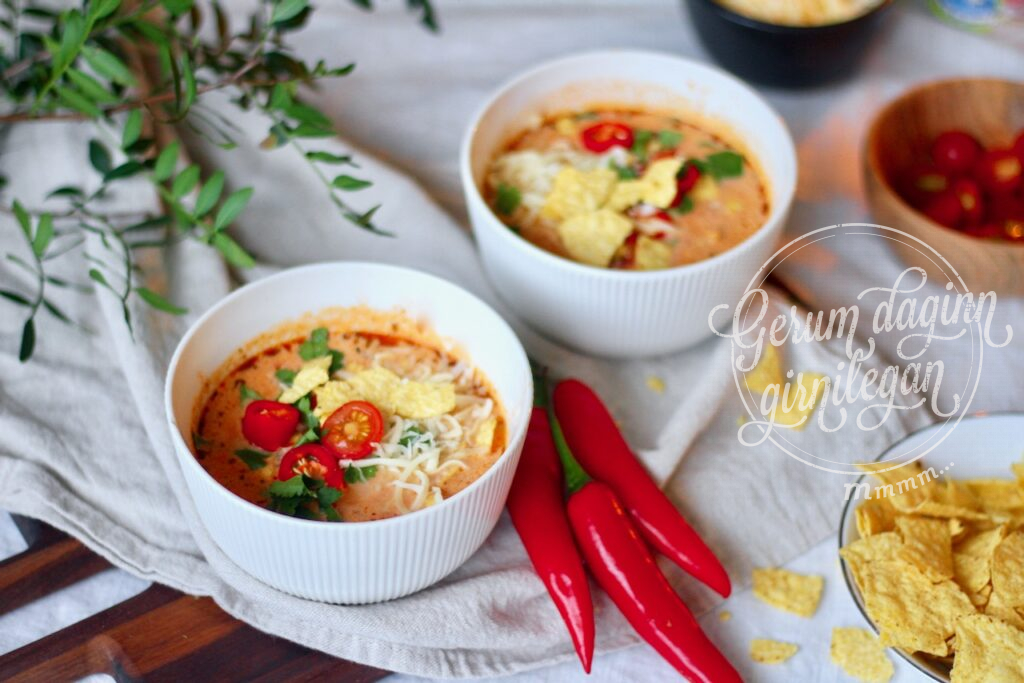 Spicy kjúklingasúpa með cheddar osti og límónu