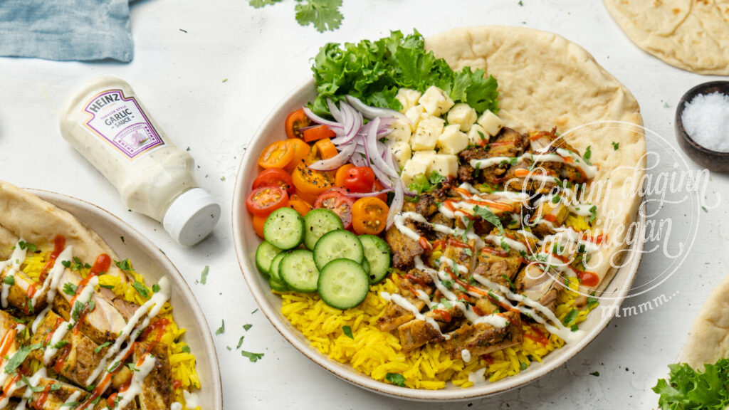 Shawarma kjúklingaskál með krydduðum hrísgrjónum og Turkish style hvítlaukssósu