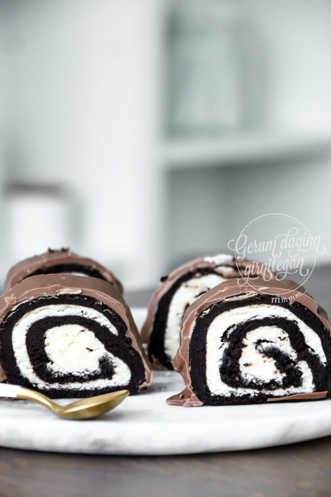 Oreo rúlluterta með rjómaosta-vanillukremi og súkkulaðihjúp