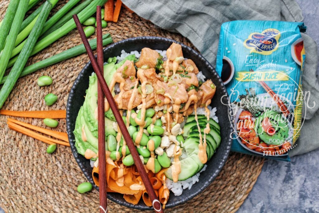 Poke skál með marineruðum laxi, edamame baunum og chili mæjó