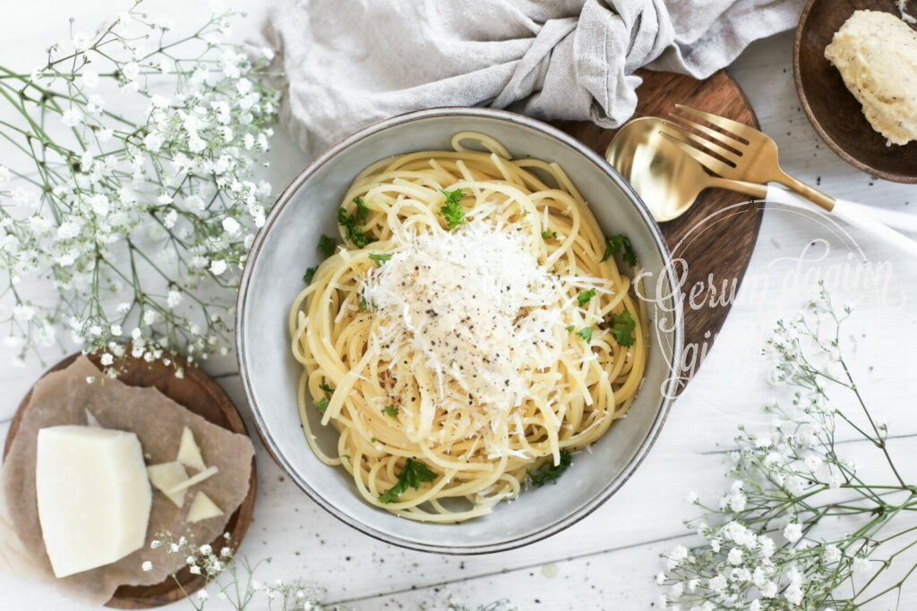 Cacio a pepe með smá twisti eða spagettí með piparpecorino smjörbollu