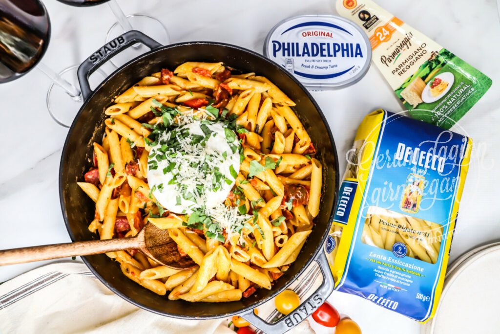 Ljúffengt penne pasta með salami, tómötum & burrata
