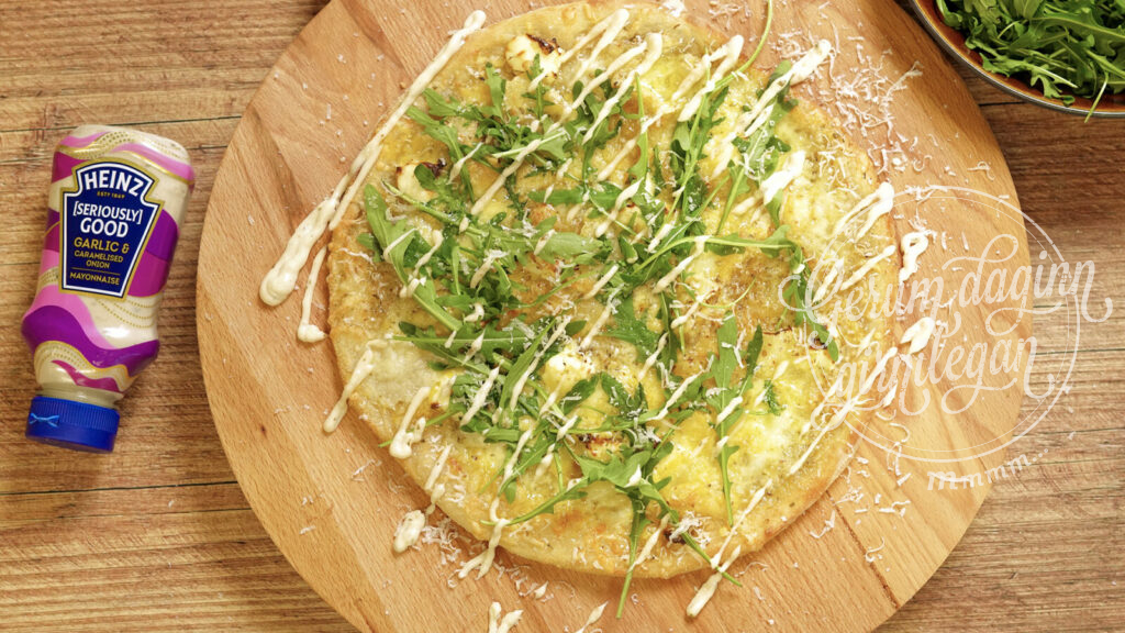 Ostapizza með Heinz Garlic & caramelised onion