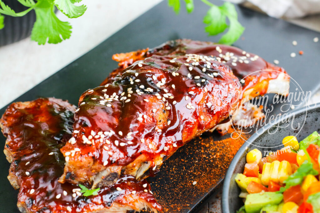 BBQ svínarif með sumarsalsa