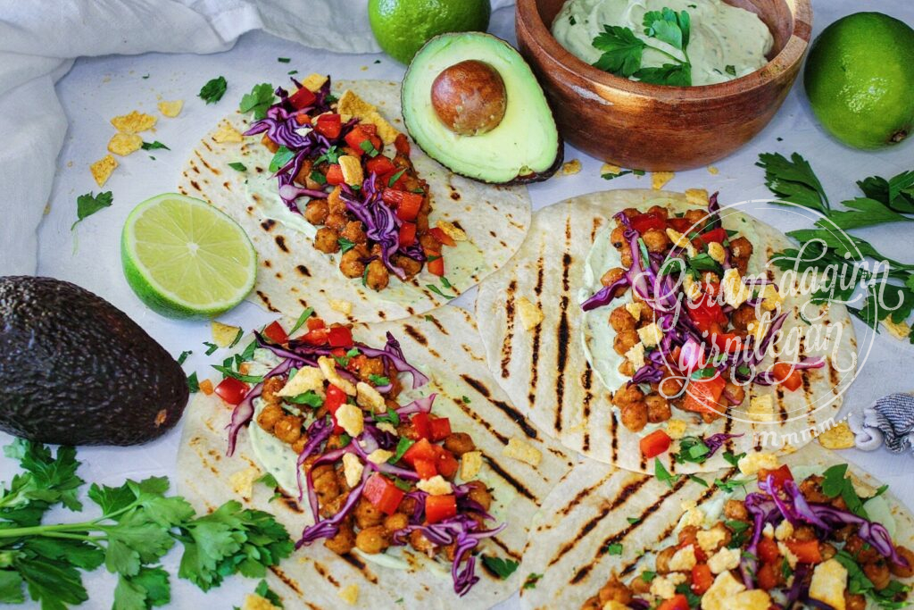Kjúklingabauna taco með avocado-límónu kremi og chili krönsi