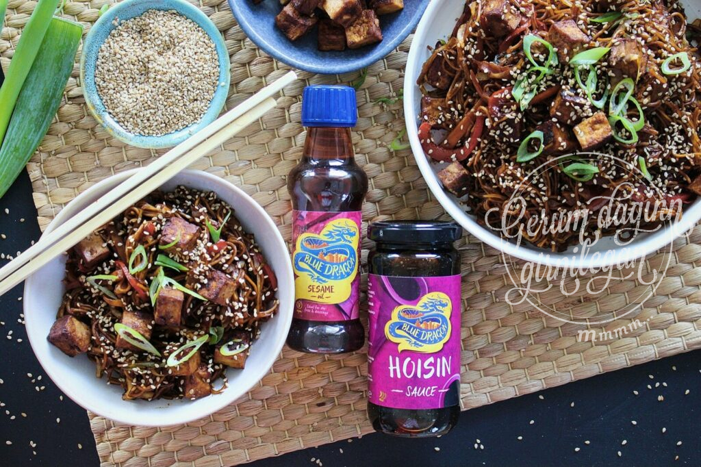 Fljótlegar hoisin núðlur með tófú & grænmeti