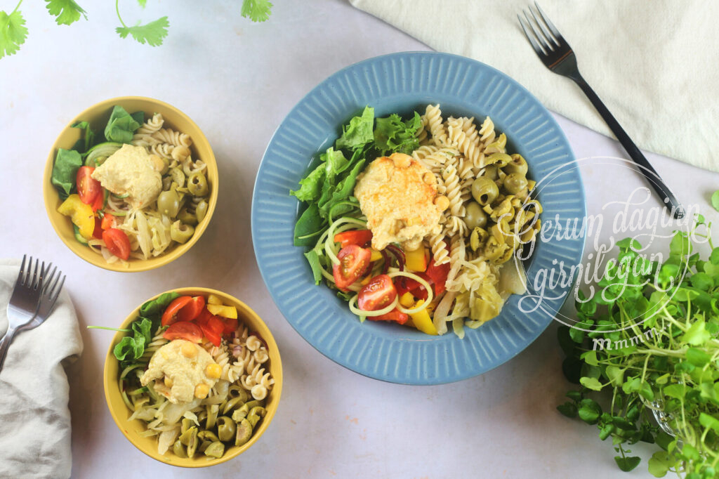 Hummus pasta með súrkáli og ólífum
