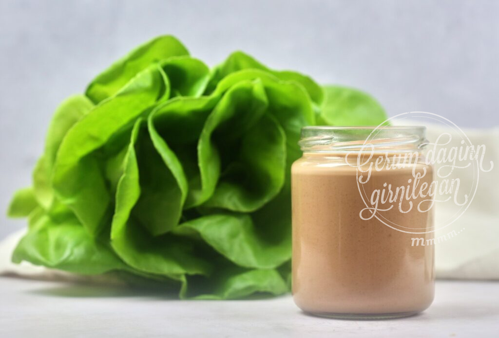 Tahinidressing með döðlusírópi og balsamik