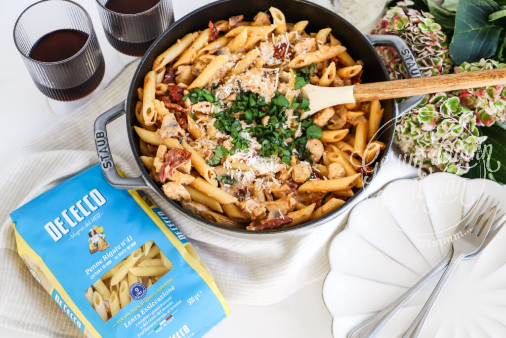 Rjómalagað pasta með sólþurrkuðum tómötum