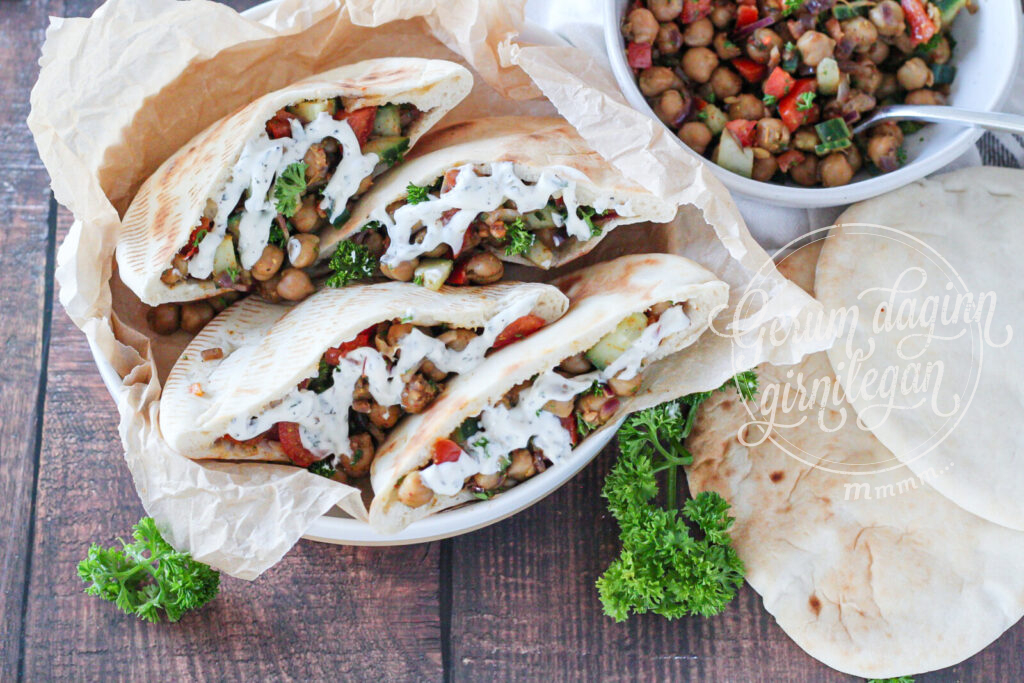 Pítur með shawarma kjúklingabaunafyllingu og heimagerðri hvítlauksssósu