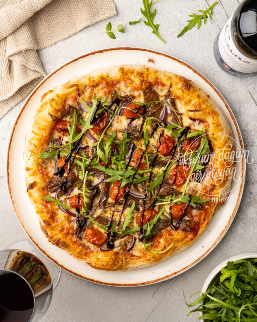 Súrdeigspizza með rifinni önd