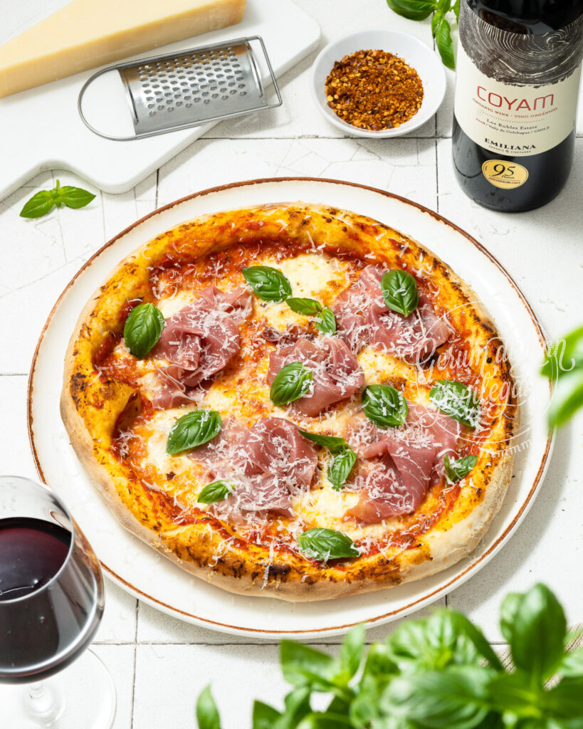 Pizza með Burrata osti, hráskinku og basilíku